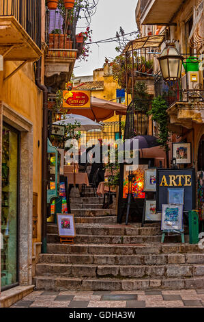 Italien-Sizilien-Taormina - künstlerische lokal mit Keramik - Gasse Stockfoto