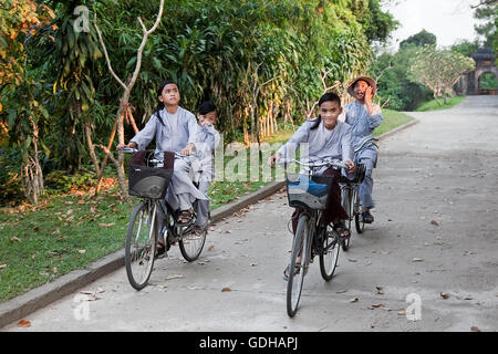 Junge Mönche mit Fahrrad in Chua Thien Mu-Tempel in Hue, Vietnam Stockfoto