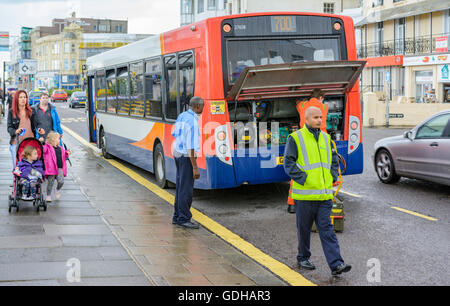 Stagecoach Bus fixiert durch einen Mechaniker aufgeschlüsselt. Stockfoto