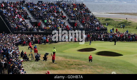 USAS Phil Mickelson putts für Birdie am 1. Tag vier von The Open Championship 2016 im Royal Troon Golf Club, South Ayrshire. Stockfoto