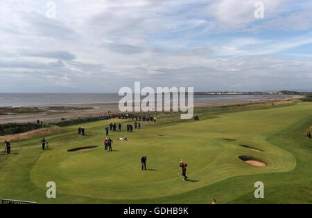 USAS Phil Mickelson putts auf dem ersten Loch tagsüber vier von The Open Championship 2016 im Royal Troon Golf Club, South Ayrshire. Stockfoto