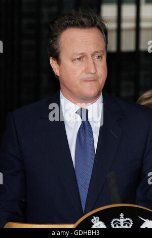 David Cameron liefert seine letzte Rede als PM an wartenden Medien vor der Überschrift zum Buckingham Palace, seinen Rücktritt einzureichen. Stockfoto