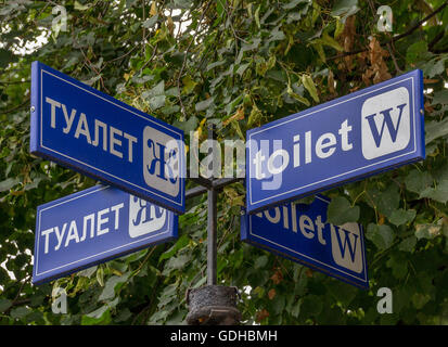 Blaues Schild in Russisch und Englisch für Frauen-Toilette Stockfoto