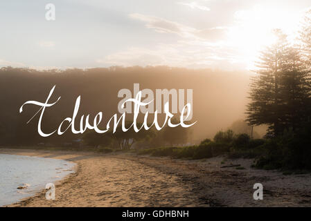 Abenteuer-Nachricht. Handschriftliche motivierenden Text über Sonnenuntergang ruhigen sonnigen Strand Hintergrund mit Vintage-Filter angewendet Stockfoto