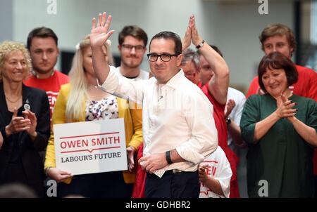 Arbeitsrechtlichen Führung Anwärter Owen Smith nimmt auf die Bühne, wie er seine Kampagne auf Coleg y Cymoedd in Nantgarw in Wales startet. Stockfoto