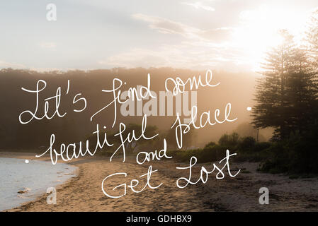 Finden Sie einige schöne Unterkunft und Nachricht verloren gehen können. Handschriftliche motivierenden Text über Sonnenuntergang ruhigen sonnigen Strand Hintergrund Stockfoto