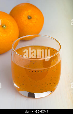 Glas Orange und Basilikum Samen trinken. Stockfoto