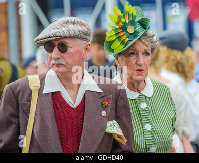 Woodhall Spa, Lincolnshire, UK.  16. Juli 2016.  Die fünfte jährliche Woodhall Spa 1940er Jahre Festival lockt 20.000 über das Wochenende in den 1940er Jahren feiert das beste des Lebens auf die britische Home Front von Weltkrieg zwei.  Nach einer Eröffnung Gedenkgottesdienst im Dorf Kirche Hof am Tag entfaltet mit Military Wives Chor und 1940er Jahren Künstler sowie ein Weltkrieg zwei Re-Enactment Gruppe "Graben" und für das Wochenende in den Wäldern leben.  Bildnachweis: Matt Glied/Alamy Live-Nachrichten Stockfoto