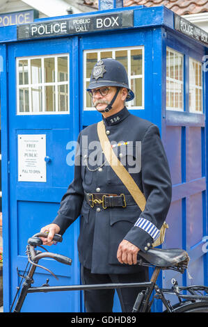 Woodhall Spa 1940er Jahren Festival - Stand Polizist gekleidet in 1940er Jahren einheitliche durch eine traditionelle Polizei Telefonzelle Stockfoto