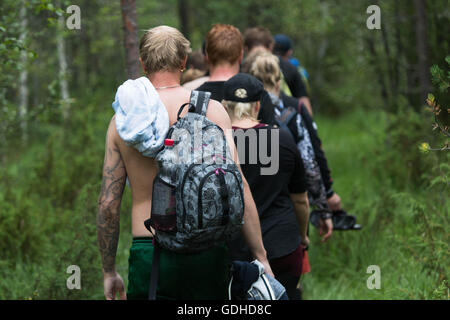 Hyrynsalmi, Finnland, 16. Juli 2016. Sumpf Fußballweltmeisterschaft 2016 zu werden in Hyrnsalmi. Etwa 2000 Konkurrenten nehmen Teil jedes Jahr in der Welt älteste Sumpf-Fußball-Turnier. Im Bild: Aktion und Menge Szenen aus der Ko-Runde am zweiten Tag regnerisch. Bildnachweis: Rob Watkins/Alamy Live-Nachrichten Stockfoto