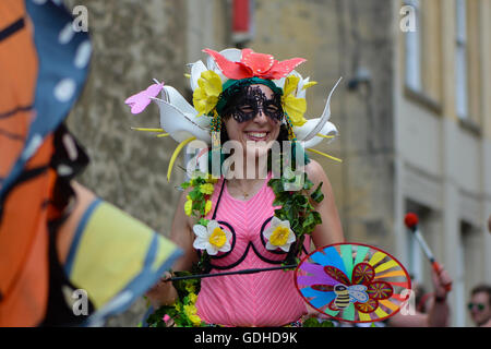 Tänzerin in rosa Kostüm zu Karneval Bad. Bad Karnevalszug, bringen eine südamerikanische Festivalatmosphäre, Somerset Stockfoto