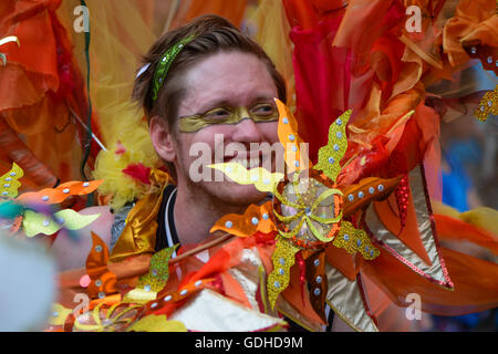 Männliche Darsteller in orange Kostüm. Bad Karnevalszug, bringen eine südamerikanische Festivalatmosphäre, Somerset Stockfoto