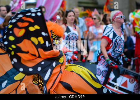 Tänzerin in Schmetterling Kostüm. Bad Karnevalszug, bringen eine südamerikanische Festivalatmosphäre, Somerset Stockfoto