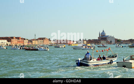 Menschen auf den Booten, warten auf das Feuerwerk der Festa del Redentore 2016, Venedig / Venezia. Stockfoto