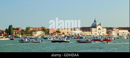 Menschen auf den Booten, warten auf das Feuerwerk der Festa del Redentore 2016, Venedig / Venezia. Stockfoto