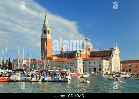 Menschen auf den Booten, warten auf das Feuerwerk der Festa del Redentore 2016, Venedig / Venezia. Stockfoto