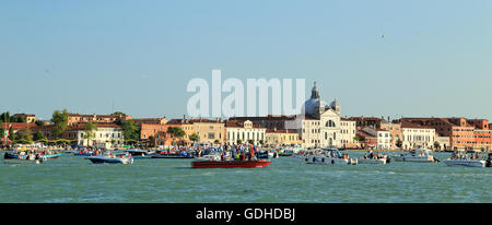 Menschen auf den Booten, warten auf das Feuerwerk der Festa del Redentore 2016, Venedig / Venezia. Stockfoto