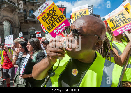 London, UK. 16. Juli 2016. Demonstranten hinter dem "Black lebt Materie" Banner zu Beginn des Marsches organisiert von der Montage und stehen bis zum Rassismus gegen Sparkurs und Rassismus und Berufung für die Tories bei allgemeinen Wahlen besiegt werden. Der März trafen sich außerhalb der BBC in der Hoffnung, dass sie einmal einen britischen Protest richtig decken vielleicht und Unterstützung für Jeremy Corbyn als der nächste Ministerpräsident viele marschieren zeigte. Peter Marshall/Alamy Live-Nachrichten Stockfoto