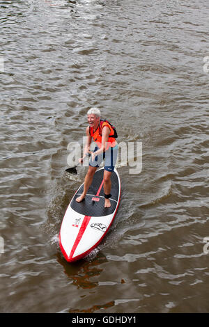 Norfolk Broads, UK. 16. Juli 2016. Das sechste Norfolk Broads klassische SUP Rennen. Zehn und fünf Meile Kurse zwischen wie Hill Nature Reserve und Martham vorbei an den Ruinen von St. Benets Abbey, Thurne Windmühle und unter niedrigen mittelalterliche Brücke bei Potter Heigham, unzählige Urlaub Cruiser und Yachten auf dem Weg zu verhandeln. Mit Ursprung in Hawaii als Sport, Stand-up-Paddle-Boarding ist einer der neuesten Wassersport Großbritanniens und das Broads Classic, organisiert von Martham Boote, zieht Anfänger und erfahrene Rennfahrer aus der ganzen Land. Bildnachweis: Adrian Buck/Alamy Live-Nachrichten Stockfoto