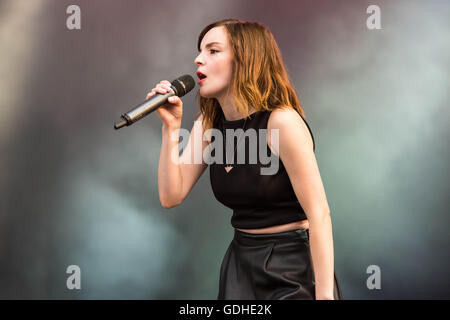 Lauren Mayberry der Chvrches führt auf Latitude Festival am Henham Parkgrundstück am 16. Juli 2016 in Southwold, England. Stockfoto