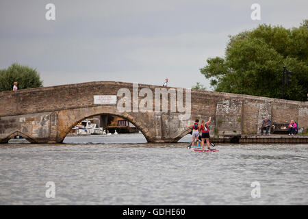 Norfolk Broads, UK. 16. Juli 2016. Das sechste Norfolk Broads klassische SUP Rennen. Zehn und fünf Meile Kurse zwischen wie Hill Nature Reserve und Martham vorbei an den Ruinen von St. Benets Abbey, Thurne Windmühle und unter niedrigen mittelalterliche Brücke bei Potter Heigham, unzählige Urlaub Cruiser und Yachten auf dem Weg zu verhandeln. Mit Ursprung in Hawaii als Sport, Stand-up-Paddle-Boarding ist einer der neuesten Wassersport Großbritanniens und das Broads Classic, organisiert von Martham Boote, zieht Anfänger und erfahrene Rennfahrer aus der ganzen Land. Bildnachweis: Adrian Buck/Alamy Live-Nachrichten Stockfoto