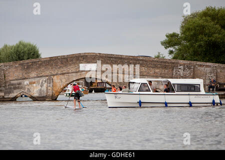 Norfolk Broads, UK. 16. Juli 2016. Das sechste Norfolk Broads klassische SUP Rennen. Zehn und fünf Meile Kurse zwischen wie Hill Nature Reserve und Martham vorbei an den Ruinen von St. Benets Abbey, Thurne Windmühle und unter niedrigen mittelalterliche Brücke bei Potter Heigham, unzählige Urlaub Cruiser und Yachten auf dem Weg zu verhandeln. Mit Ursprung in Hawaii als Sport, Stand-up-Paddle-Boarding ist einer der neuesten Wassersport Großbritanniens und das Broads Classic, organisiert von Martham Boote, zieht Anfänger und erfahrene Rennfahrer aus der ganzen Land. Bildnachweis: Adrian Buck/Alamy Live-Nachrichten Stockfoto