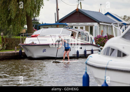 Norfolk Geräte, UK. 16. Juli 2016. Das sechste Norfolk Broads klassische SUP Rennen. Zehn und fünf Meile Kurse zwischen wie Hill Nature Reserve und Martham vorbei an den Ruinen von St. Benets Abbey, Thurne Windmühle und unter niedrigen mittelalterliche Brücke bei Potter Heigham, unzählige Urlaub Cruiser und Yachten auf dem Weg zu verhandeln. Mit Ursprung in Hawaii als Sport, Stand-up-Paddle-Boarding ist einer der neuesten Wassersport Großbritanniens und das Broads Classic, organisiert von Martham Boote, zieht Anfänger und erfahrene Rennfahrer aus der ganzen Land. Bildnachweis: Adrian Buck/Alamy Live-Nachrichten Stockfoto