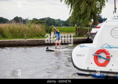 Norfolk Broads, UK. 16. Juli 2016. Das sechste Norfolk Broads klassische SUP Rennen. Zehn und fünf Meile Kurse zwischen wie Hill Nature Reserve und Martham vorbei an den Ruinen von St. Benets Abbey, Thurne Windmühle und unter niedrigen mittelalterliche Brücke bei Potter Heigham, unzählige Urlaub Cruiser und Yachten auf dem Weg zu verhandeln. Mit Ursprung in Hawaii als Sport, Stand-up-Paddle-Boarding ist einer der neuesten Wassersport Großbritanniens und das Broads Classic, organisiert von Martham Boote, zieht Anfänger und erfahrene Rennfahrer aus der ganzen Land. Bildnachweis: Adrian Buck/Alamy Live-Nachrichten Stockfoto