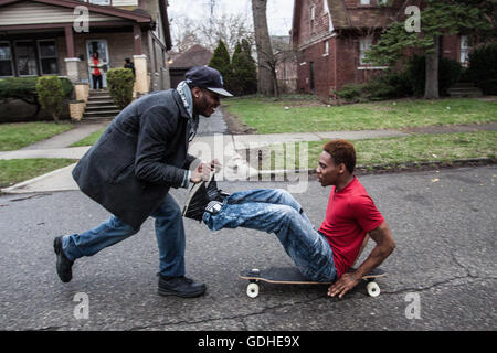 Detroit, Michigan, USA. 8. April 2016. Rapper haben Spaß mit einem Longboard. Diese Serie handelt von der realen Rap-Szene in uns und Alltag der lokalen Rapper (MCs, DJs, Bboys, Graffiti Maker etc.). Über ihre Highlights und die anderen Teile ihres Lebens. Über das wahre Gesicht der es als ein beweisen, die diese Kultur noch auf nicht-kommerziellen Ebene existiert. © David Tesinsky/ZUMA Draht/Alamy Live-Nachrichten Stockfoto