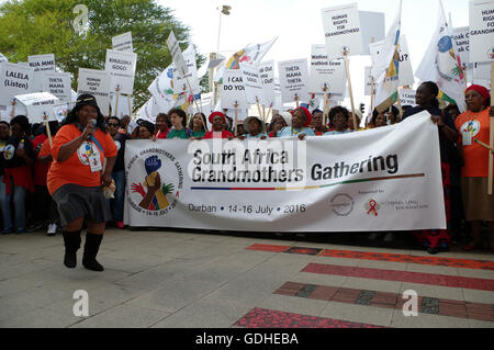 Durban, Südafrika. 16. Juli 2016. DURBAN - 16. Juli 2016 - etwa 1500 Großmütter auf Durban International Convention Centre, marschierten, die 2016-Welt-Aids-Konferenz zu beginnen, um größere Regonition Nachfrage für die Misere, mit denen, die Sie konfrontiert, und die Rolle, mit denen, die Sie konfrontiert, bei der Bekämpfung der tödlichen HIV/Aids-Epidemie, die den Kontinent verwüstet ist, festgelegt ist. Viele Kinder in Afrika, die durch die Krankheit zu Waisen geworden sind werden von ihren Großeltern angehoben. In Südafrika wird es geschätzt, dass etwa 2 Millionen Kinder durch die Krankheit zu Waisen geworden sind. Bildnachweis: Giordano Stolley/Alamy Live-Nachrichten Stockfoto