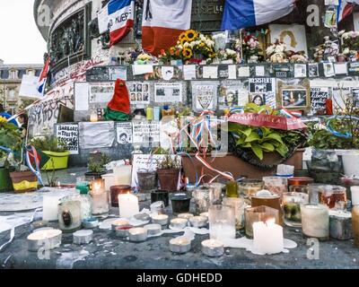 Monate nach Charlie Hebdo angreift, 8 Monate nach mehreren Massenerschießungen und 2 Tage nach der jüngste Tragödie in der Stadt von Nizza, der Schrein für die Terror-Opfer auf République in Paris noch beleuchtet mit Kerzen jeden Tag. 16. Juli 2016. Bildnachweis: Aurelien Foucault/ZUMA Draht/Alamy Live-Nachrichten Stockfoto