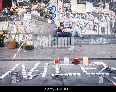 Monate nach Charlie Hebdo Angriffe und 8 Monate nach mehreren Massenerschießungen, wurde der Schrein für die Terror-Opfer auf République in Paris mit Hommagen an das Andenken des Angriffs aktualisiert, die mehr als 80 in Nizza, Frankreich Tote. 16. Juli 2016. Bildnachweis: Aurelien Foucault/ZUMA Draht/Alamy Live-Nachrichten Stockfoto