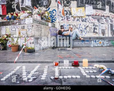 Monate nach Charlie Hebdo Angriffe und 8 Monate nach mehreren Massenerschießungen, wurde der Schrein für die Terror-Opfer auf République in Paris mit Hommagen an das Andenken des Angriffs aktualisiert, die mehr als 80 in Nizza, Frankreich Tote. 16. Juli 2016. © Aurelien Foucault/ZUMA Draht/Alamy Live-Nachrichten Stockfoto