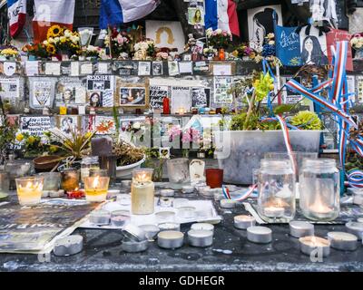 Monate nach Charlie Hebdo angreift, 8 Monate nach mehreren Massenerschießungen und 2 Tage nach der jüngste Tragödie in der Stadt von Nizza, der Schrein für die Terror-Opfer auf République in Paris noch beleuchtet mit Kerzen jeden Tag. 16. Juli 2016. Bildnachweis: Aurelien Foucault/ZUMA Draht/Alamy Live-Nachrichten Stockfoto