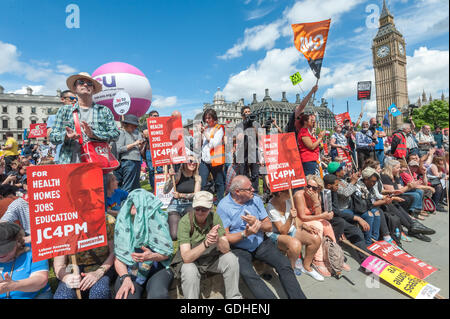 London, UK. 16. Juli 2016.  Demonstranten ruhen und warten auf die Rallye in Parliament Square beginnen nach den März von der Montage und stehen bis zum Rassismus gegen Sparkurs und Rassismus organisiert und fordern und die Wahl bald um die Tories zu besiegen. Peter Marshall/Alamy Live-Nachrichten Stockfoto