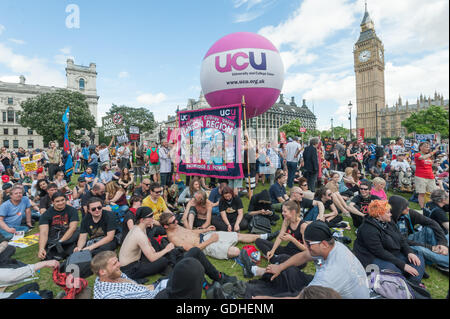 London, UK. 16. Juli 2016.  Demonstranten ruhen und warten auf die Rallye in Parliament Square beginnen nach den März von der Montage und stehen bis zum Rassismus gegen Sparkurs und Rassismus organisiert und fordern und die Wahl bald um die Tories zu besiegen. Peter Marshall/Alamy Live-Nachrichten Stockfoto