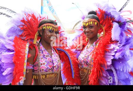 Toronto, Kanada. 16. Juli 2016. Mädchen besuchen die Junior-Parade der 2016 karibischen Karneval in Toronto, Kanada, 16. Juli 2016. Mehr als 2.000 junior Masken nahmen an dem jährlichen traditionellen Umzug am Samstag. Bildnachweis: Zou Zheng/Xinhua/Alamy Live-Nachrichten Stockfoto