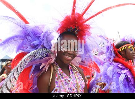 Toronto, Kanada. 16. Juli 2016. Mädchen besuchen die Junior-Parade der 2016 karibischen Karneval in Toronto, Kanada, 16. Juli 2016. Mehr als 2.000 junior Masken nahmen an dem jährlichen traditionellen Umzug am Samstag. Bildnachweis: Zou Zheng/Xinhua/Alamy Live-Nachrichten Stockfoto