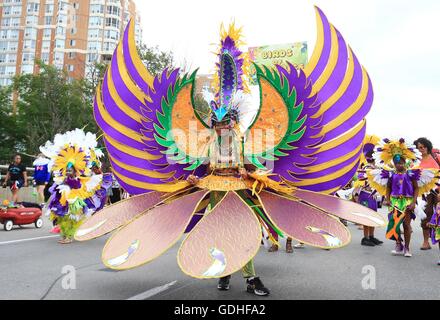 Toronto, Kanada. 16. Juli 2016. Eine Mädchen besucht die Junior-Parade der 2016 karibischen Karneval in Toronto, Kanada, 16. Juli 2016. Mehr als 2.000 junior Masken nahmen an dem jährlichen traditionellen Umzug am Samstag. Bildnachweis: Zou Zheng/Xinhua/Alamy Live-Nachrichten Stockfoto