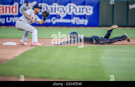 Albuquerque, New Mexico, USA. 16. Juli 2016. Journal.Isotope Stephen Cardullo(Cq), Recht, wird markiert, von Memphis' Breyvic Valera(Cq) Samstagabend an Isotope Park.Albuquerque, New Mexico © Roberto E. Rosales/Albuquerque Journal/ZUMA Draht/Alamy Live News Stockfoto