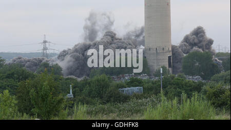 Didcot, Oxfordshire, Vereinigtes Königreich. 17. Juli 2016. Familien der drei vermissten Männern, wo begraben, als Teil des 10-geschossigen Gebäudes fiel, wie vorbereitet wurde für Abriss am 23. Februar auf beobachtete, wie die Überreste des Kesselhauses zu Boden kurz nach 06:00 Vormittag geblasen wurde.      Gail Cresswell Wife der späten Ken Cresswell hat immer gesagt, dass dies diese dies ist keine Ruhestätte für ihren Ehemann nicht und bis er sich erholt und wieder nach Hause gebracht, wo sie hingehören, ich lasse nicht den Rest der Materie. Bildnachweis: Uknip/Alamy Live-Nachrichten Stockfoto