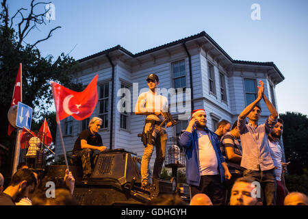 Istanbul, Türkei. 16. Juli 2016. Menschen versammelten sich in Istanbul am 16. Juli 2016 bei Kisikli für eine Demonstration zur Unterstützung der Präsident Erdogan und den gescheiterten Militärputsch zu feiern. : Bildnachweis Uygar Onder Simsek/Dpa: Dpa picture-Alliance/Alamy Live News Stockfoto