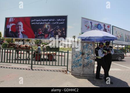 Khan Younis, Gazastreifen, Palästinensische Gebiete. 17. Juli 2016. Palästinenser gehen vorbei an ein Plakat mit einem Porträt der türkische Präsident Recep Tayyip Erdogan in Gaza-Stadt, am 17. Juli 2016. Das Schreiben in Arabisch lautet: '' Unterstützung Turkey.its kluge Führung und seine verbundenen Menschen. Sieg für die free.salute der Türkei Führer und seine Menschen ''. Türkische Behörden entrissen wieder die Kontrolle über das Land am 16. Juli nach Niederschlagung eines Militärputsches durch unzufriedene Soldaten versuchen, die Macht von Präsident Recep Tayyip Erdogan zu ergreifen, die mehr als 250 Menschen das Leben gekostet (Credit-Bild: © Ashraf Amr Stockfoto