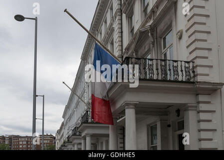 Londoner Tribute außerhalb London französischen Konsulat bezahlen, nachdem 84 letzte Nacht in Frankreich getötet wurde. 15. Juli 2016. Die französische Nationalflagge ist auf Halbmast gesenkt, da drei Tage der nationalen Trauer ist für Frankreich erklärt. Voll bewaffnet traf Polizisten patrouillieren Bereich South Kensington, London in höchster Alarmbereitschaft nach den Anschlägen in Nizza untergebracht ist. © Velar Grant/ZUMA Draht/Alamy Live-Nachrichten Stockfoto