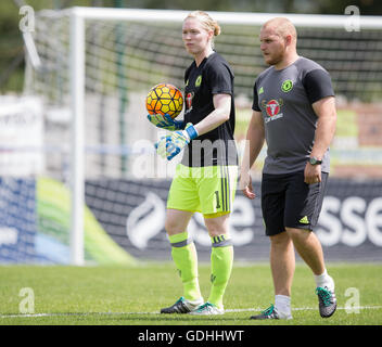 Wheatsheaf Park, Staines, UK. 17. Juli 2016. FA Womens Super League 1. Ladies Chelsea gegen Arsenal Ladies. Chelsea Ladies Torhüter Hedvig Lindahl sich vor dem Spiel Credit wärmt: Action Plus Sport/Alamy Live News Stockfoto