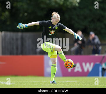 Wheatsheaf Park, Staines, UK. 17. Juli 2016. FA Womens Super League 1. Ladies Chelsea gegen Arsenal Ladies. Chelsea Ladies Torhüter Hedvig Lindahl sich vor dem Spiel Credit wärmt: Action Plus Sport/Alamy Live News Stockfoto