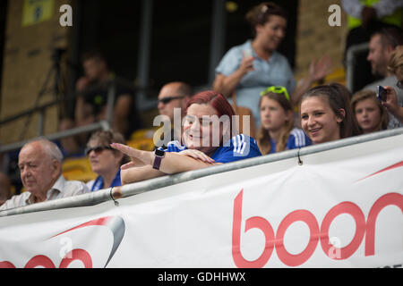 Wheatsheaf Park, Staines, UK. 17. Juli 2016. FA Womens Super League 1. Ladies Chelsea gegen Arsenal Ladies. Chelsea-Fan vor dem Spiel Credit: Action Plus Sport/Alamy Live News Stockfoto