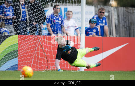 Wheatsheaf Park, Staines, UK. 17. Juli 2016. FA Womens Super League 1. Ladies Chelsea gegen Arsenal Ladies. Chelsea Ladies Torhüter Hedvig Lindahl sich vor dem Spiel Credit wärmt: Action Plus Sport/Alamy Live News Stockfoto