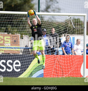 Wheatsheaf Park, Staines, UK. 17. Juli 2016. FA Womens Super League 1. Ladies Chelsea gegen Arsenal Ladies. Chelsea Ladies Torhüter Hedvig Lindahl sich vor dem Spiel Credit wärmt: Action Plus Sport/Alamy Live News Stockfoto