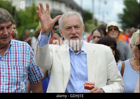 Tolpuddle Märtyrer Rally, Dorset, UK. 17. Juli 2016. Labour-Partei Führer Jeremy Corbyn winkt die Massen.  Foto von Graham Hunt/Alamy Live-Nachrichten. Stockfoto